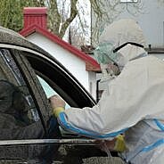 Dirbantieji kontaktiniu būdu turi galimybę atlikti profilaktinius tyrimus dėl COVID-19 Skuodo mobiliame punkte