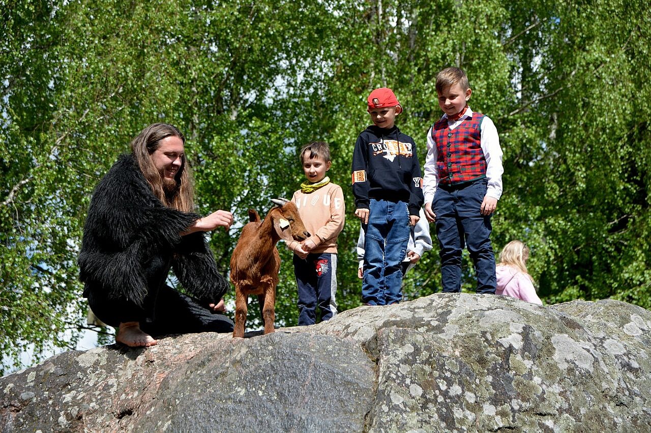 Šventėje „Pri dėdiojė kūlė“ ne tik skambios folkloro dainos, bet ir žaismingi netikėtumai: ant didžiausio Lietuvos akmens vaikštinėjo ožiukas