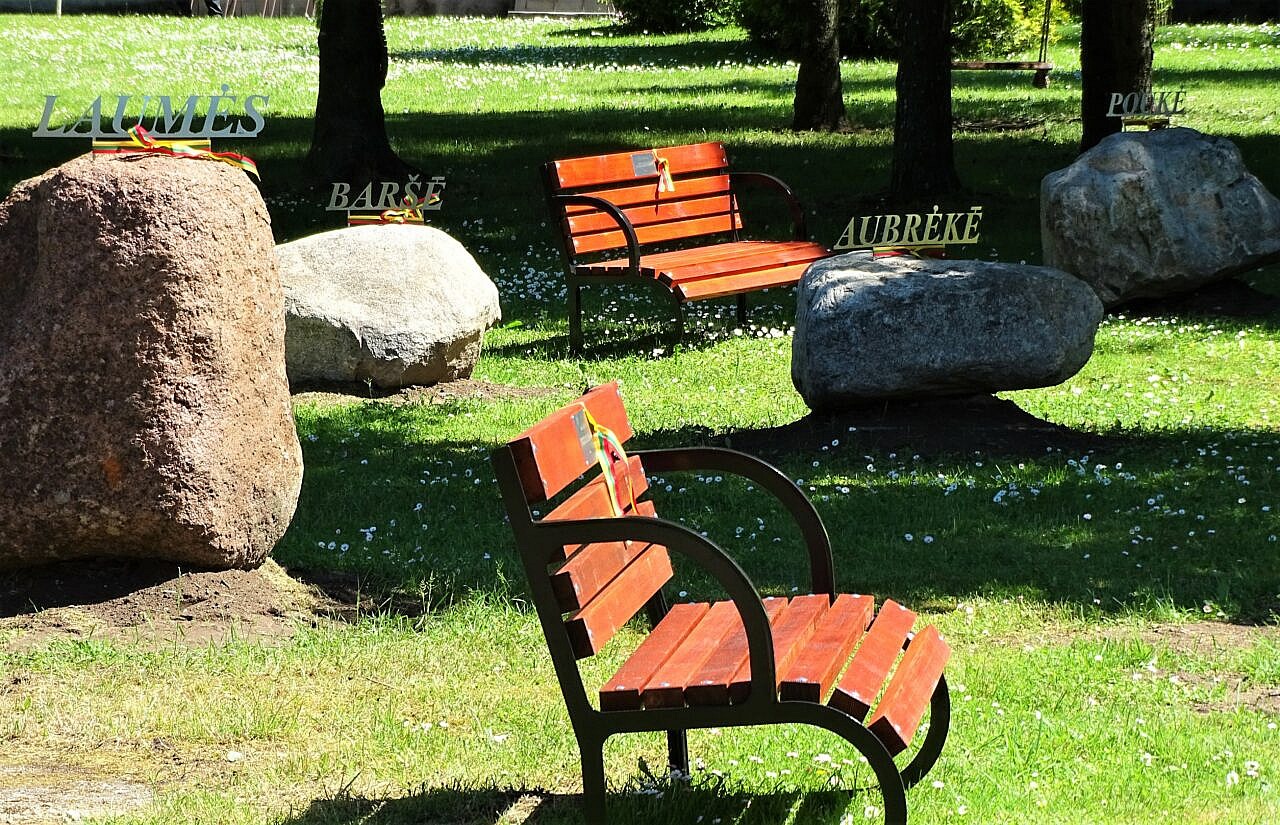 Barstyčiuose – nauja erdvė, kurioje puikuojasi vardiniai suoliukai ir Barstyčių apylinkes menantys akmenys