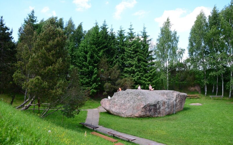Didžiausio Lietuvos akmens aplinka bus atnaujinta