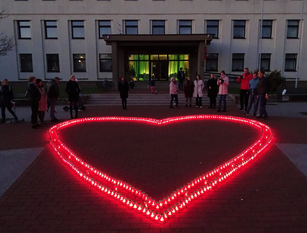 Gausybės žvakučių šviesa išreikšta pagarba organų donorams