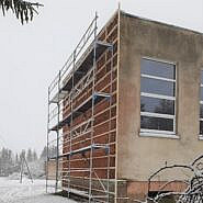 Dėmesys buvusios Kaukolikų mokyklos pastatui – tvarkoma pastato siena ir pakeisti langai