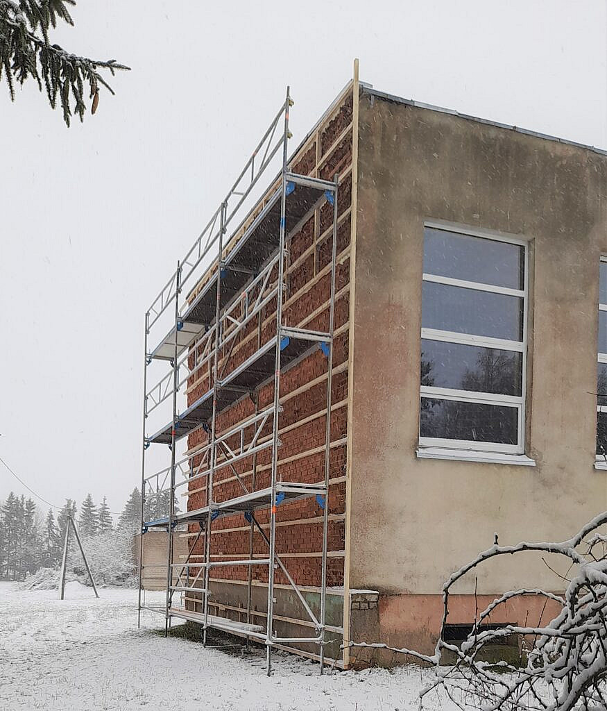 Dėmesys buvusios Kaukolikų mokyklos pastatui – tvarkoma pastato siena ir pakeisti langai