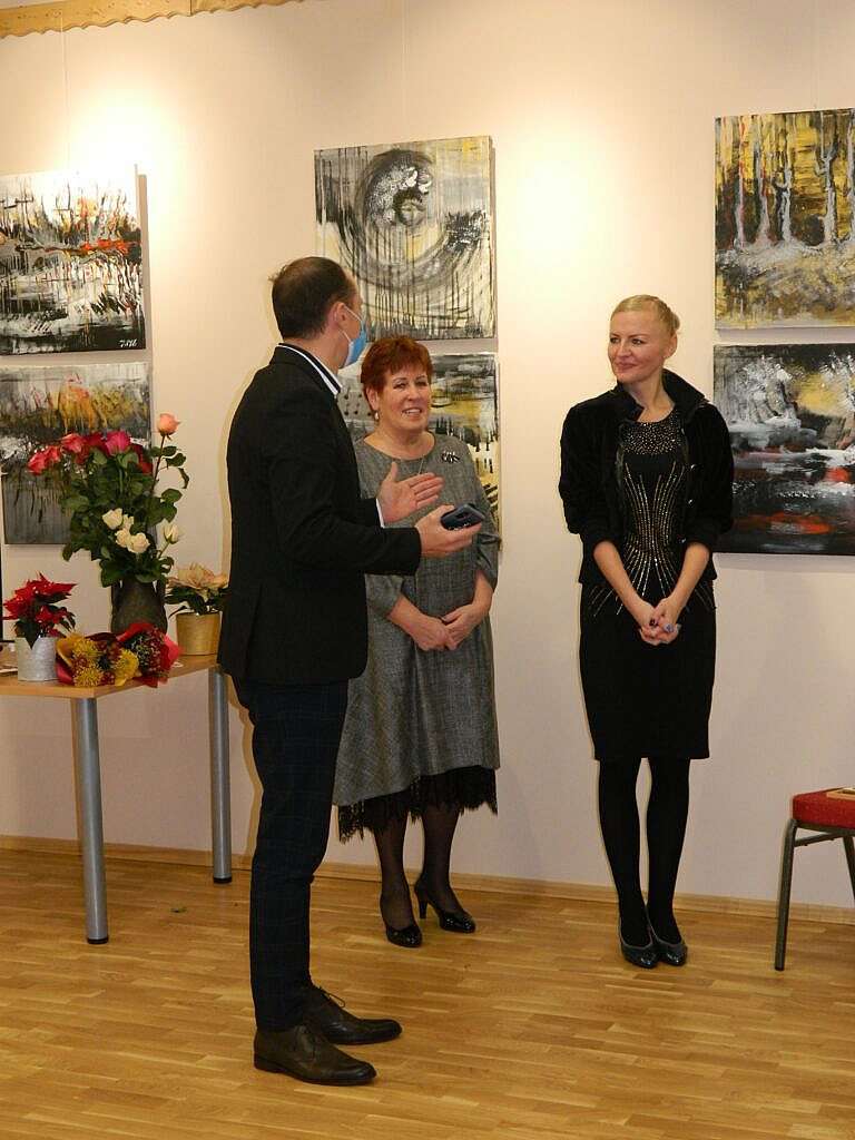 Pristatyta kraštietės dailininkės Ramutės Paulikaitės personalinė tapybos darbų paroda „Nuo chemijos iki tapybos“