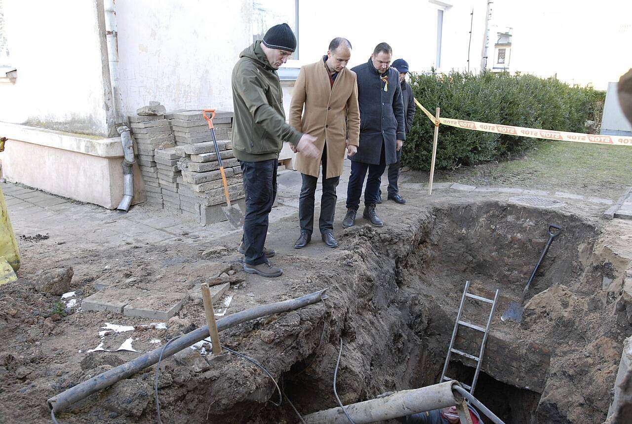 Toliau aiškinamasi situacija dėl naftos produktų kvapo