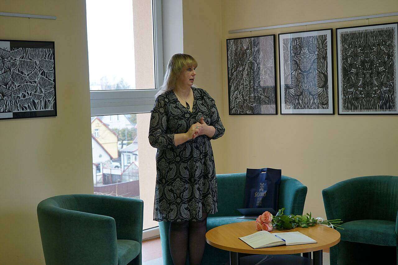 Savivaldybėje – tautodailininkės Elvitos Šeputaitės karpinių paroda