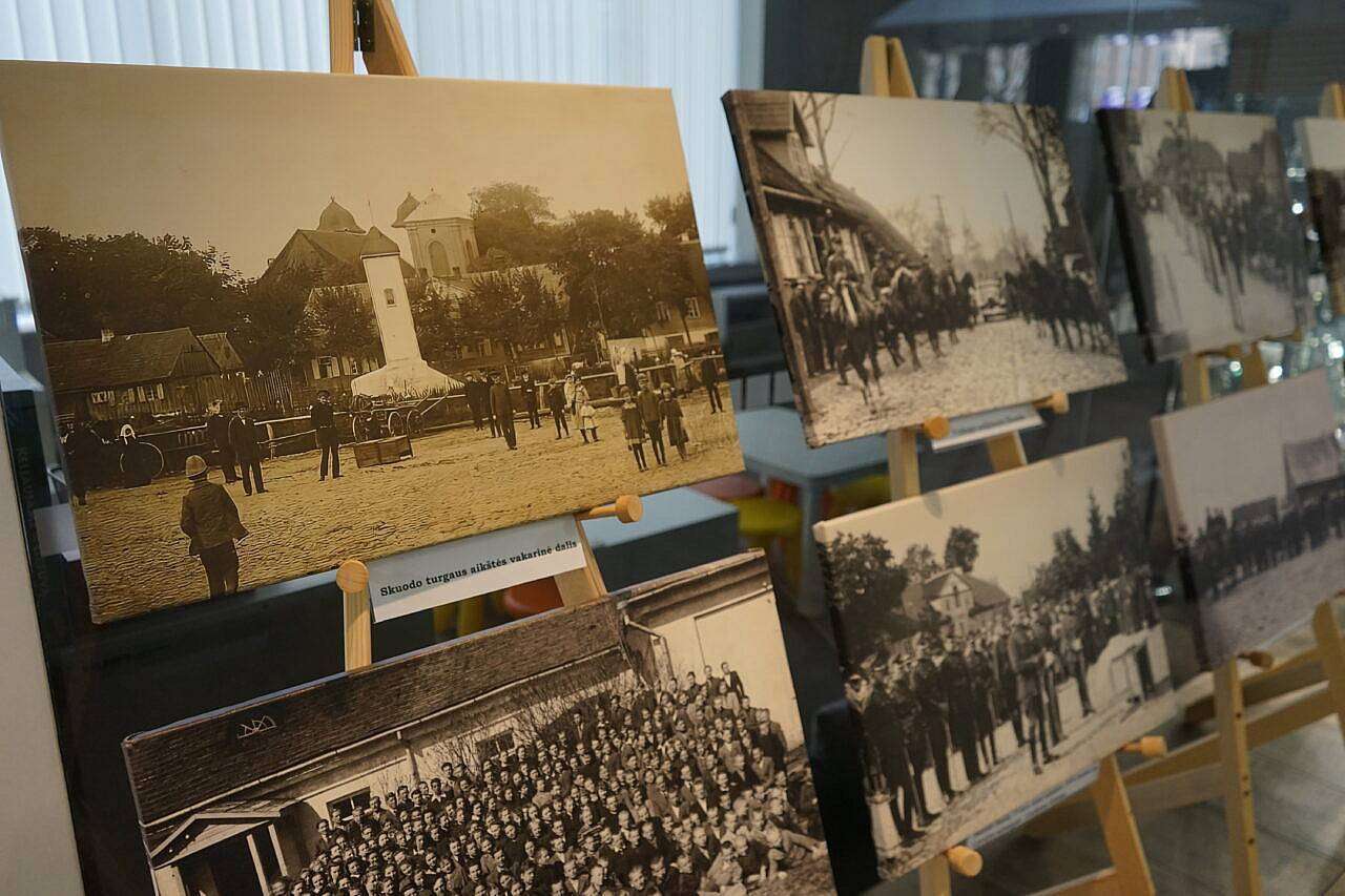 Atidaryta fotografijų paroda ,,Skuodo savivaldai – 450″