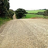 Skuodo rajono savivaldybės administracija nupirko žvyro kelio dangai pagerinti