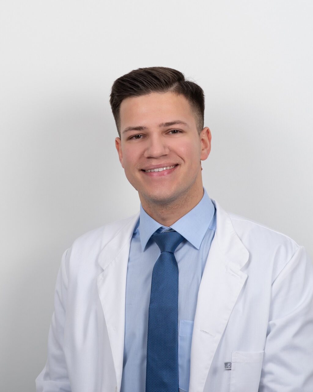 VšĮ Skuodo pirminės sveikatos priežiūros centro Ylakių ir Barstyčių ambulatorijose gyventojus konsultuos šeimos medicinos gydytojas rezidentas Modestas Šaulys