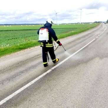 Nuo Luknių iki Sriauptų – ypač slidi kelio danga: siekiama atstatyti įprastas sąlygas saugiam automobilių eismui