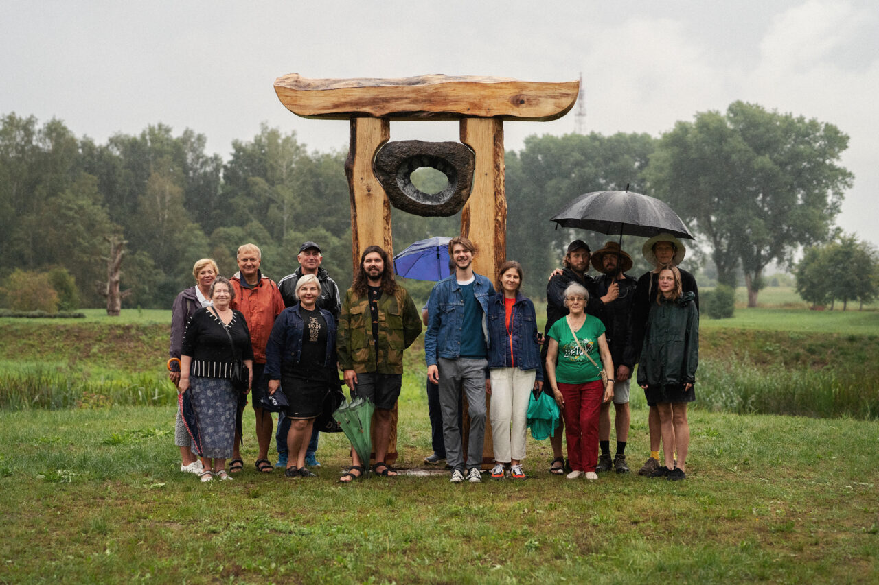 Skuodą jau puošia profesionalių menininkų skulptūros