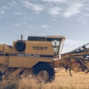 Laukuose dega žemės ūkio technika