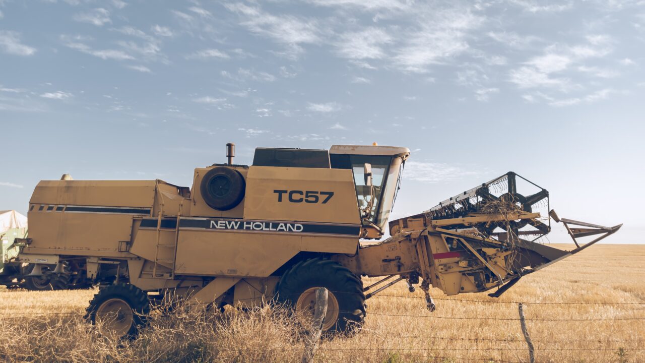 Laukuose dega žemės ūkio technika