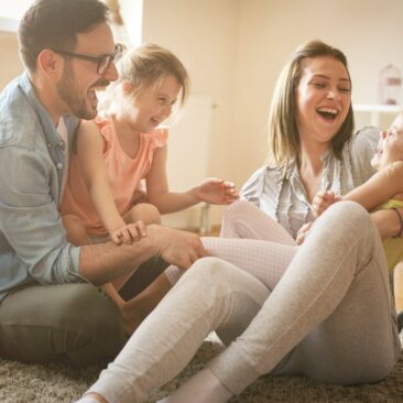 Saugios vaikystės pamatas – tvirtas tėvų ir vaikų ryšys