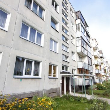 Skuodo rajono savivaldybės administracija skelbiamų derybų būdu perka vieno kambario butą