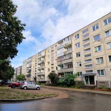 Skuodo rajono savivaldybės administracija skelbiamų derybų būdu perka trijų ar keturių kambarių butą