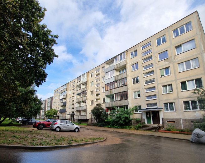 Skuodo rajono savivaldybės administracija skelbiamų derybų būdu perka trijų ar keturių kambarių butą